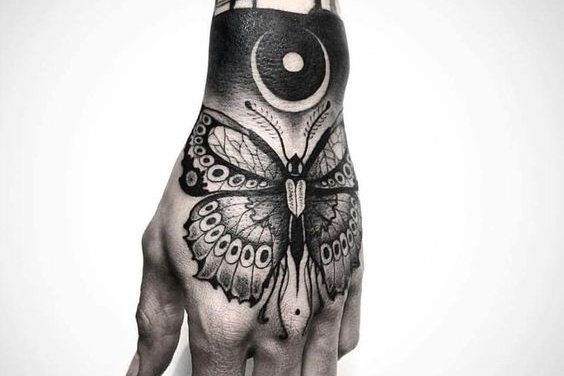 Tatuaje masculine pe pumn