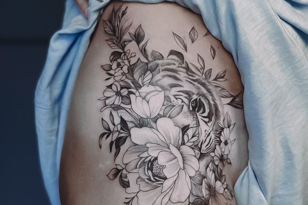 tatuaje pe coapsă
