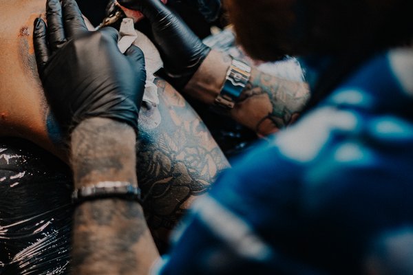 Cum să alegi un salon de tatuaje