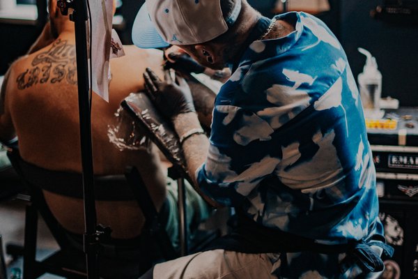 Cum să alegi un salon de tatuaje