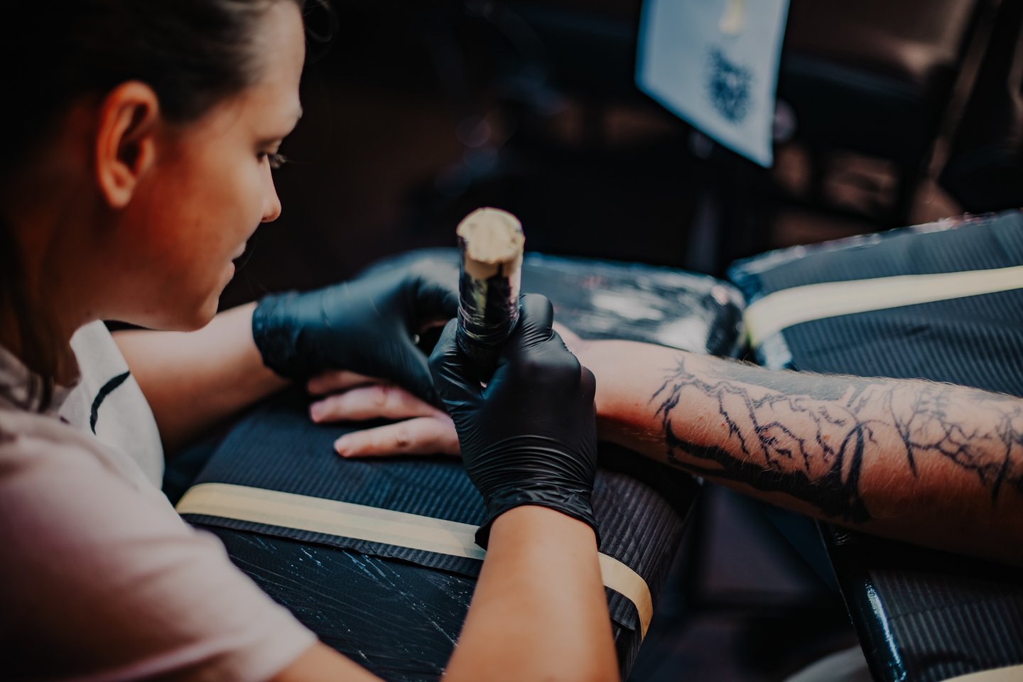 Cum să alegi un salon de tatuaje