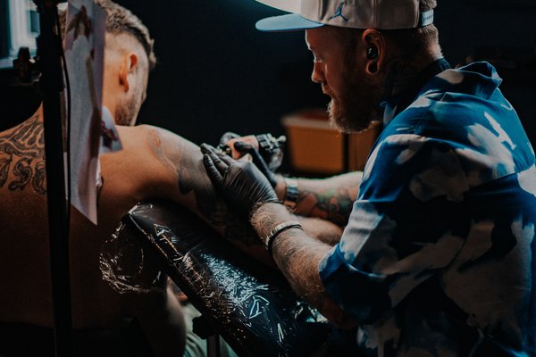 Cum să alegi un salon de tatuaje