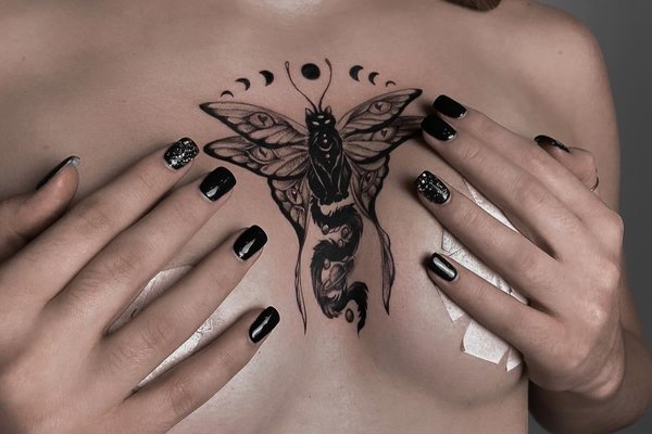 Tatuaje pe Piept pentru Femei