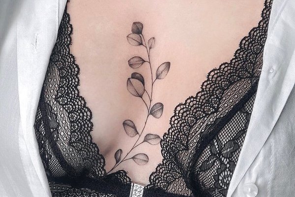 Tatuaje pe Piept pentru Femei