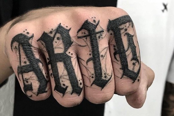 Tatuajele pe degete pentru bărbați