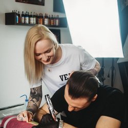 De ce învățarea online nu te va face tatuator profesionist