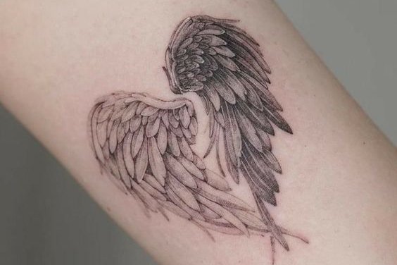 tatuaj cu aripi de înger
