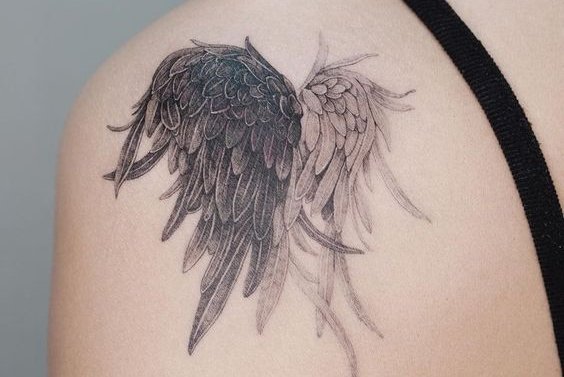 tatuaj cu aripi de înger