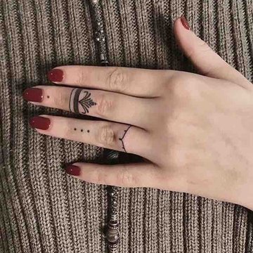 Idei de tatuaje pe degete pentru femei
