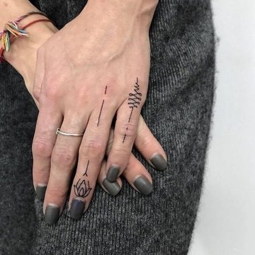 Idei de tatuaje pe degete pentru femei