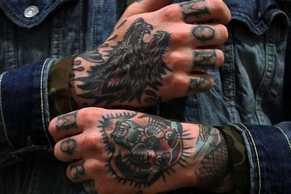 Tatuaje masculine pe pumn