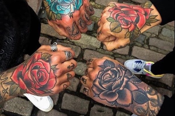 Tatuaje masculine pe pumn