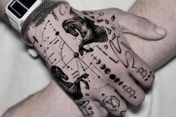 Tatuaje masculine pe pumn