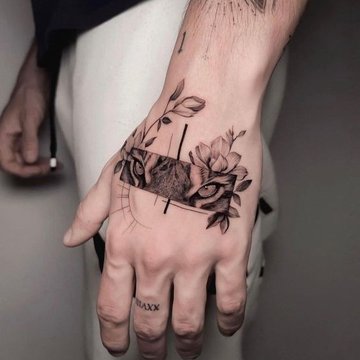 Tatuaje masculine pe pumn