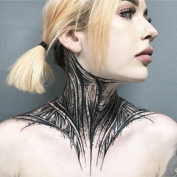 tatuaj pe gât