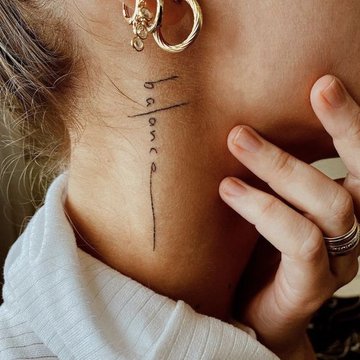 tatuaj pe gât