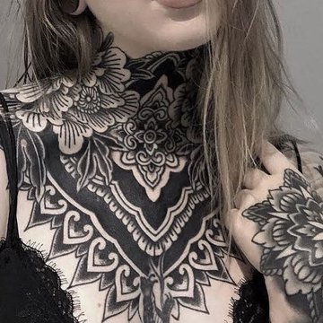 tatuaj pe gât