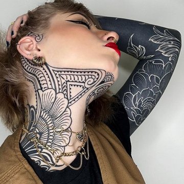 tatuaj pe gât