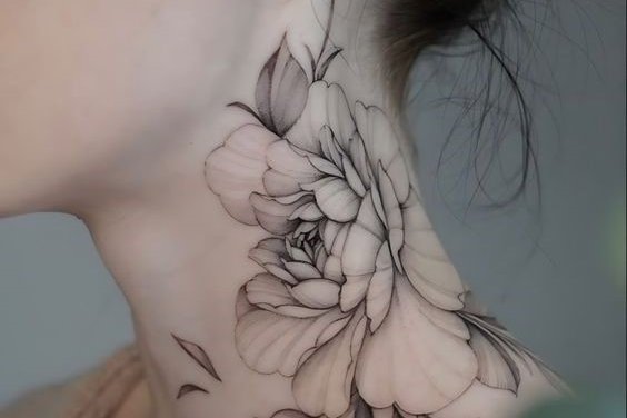 tatuaj pe gât