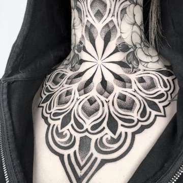 tatuaj pe gât