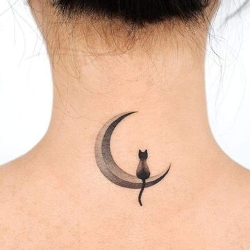 tatuaj pe gât
