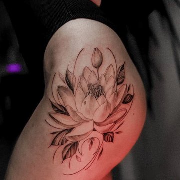 tatuaje pe coapsă