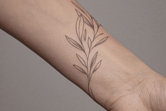 tatuaje pe mâini pentru femei