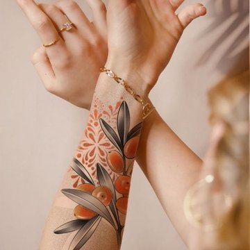 tatuaje pe mâini pentru femei