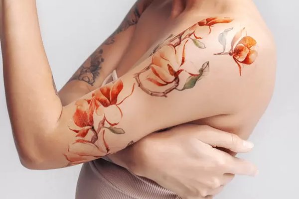 tatuaje pe mâini pentru femei