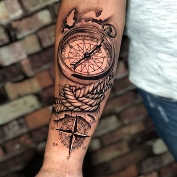 tatuaj busolă