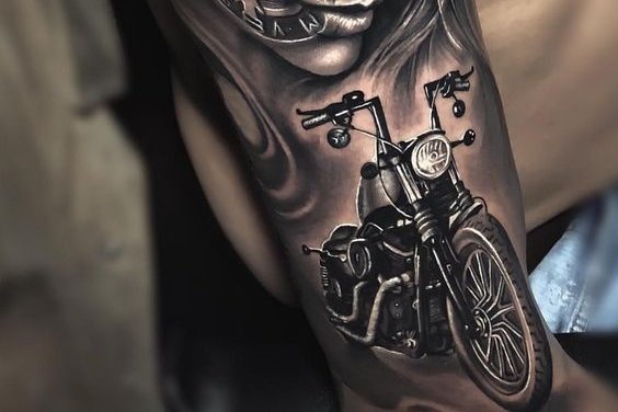 tatuaj cu motocicletă