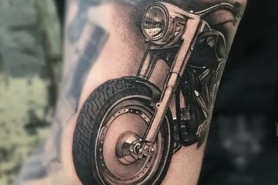 tatuaj cu motocicletă