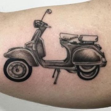 tatuaj cu motocicletă