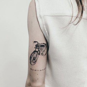 tatuaj cu motocicletă