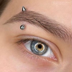 Piercing-ul sprâncenelor