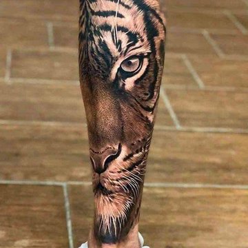 tatuaje pe picioare pentru bărbați