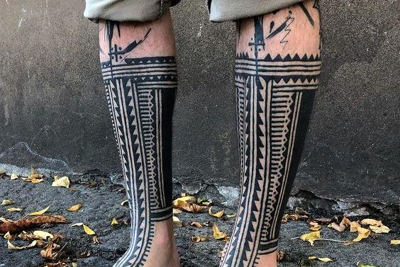 tatuaje pe picioare pentru bărbați