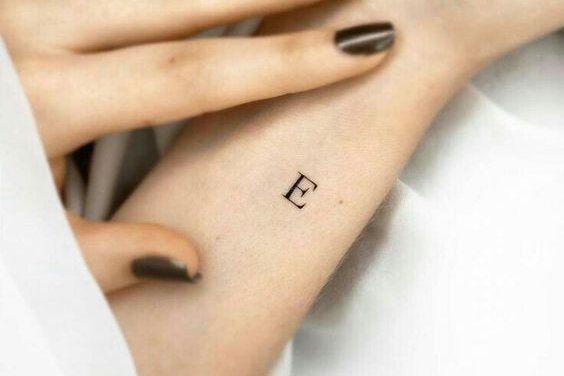 tatuaje cu inițiale