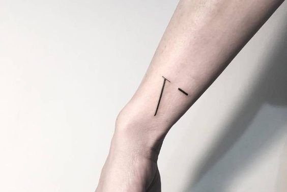 tatuaje cu inițiale